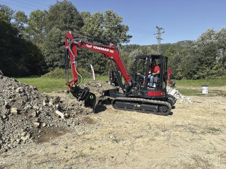 Doslova hodinářskou prací bylo srovnávání terénu pomocí naklápěcího rotátoru Steelwrist. Kompletní sortiment tohoto výrobce
je nyní k mání u firmy ASbud.