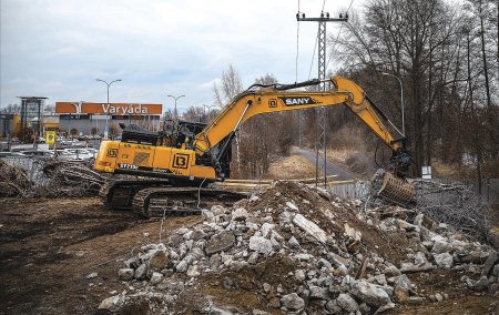 SANY SY215C firmy L.B. při demolici mostu Kapitána Jaroše v Karlových Varech (2021).