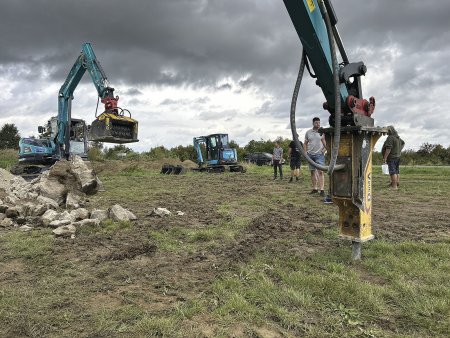 Rýpadla Sunward jako hlavní hvězda letošních předváděček NorWit. V popředí střední rýpadlo Sunward 90UF s třidicí lžicí.