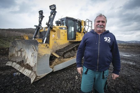 Strojník Pavel Kavaš před dozerem. Se strojem je velmi spokojený a sžil se s ním, dle svých slov, okamžitě.