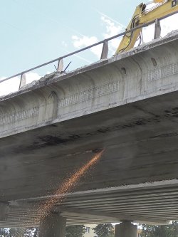 O množství ocelové výztuže v betonu svědčí téměř permanentní proud jisker jdoucí od řezného kotouče.