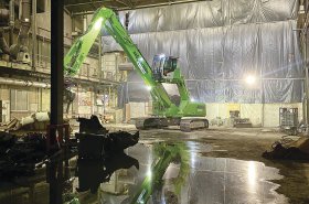 Rypadlo Sennebogen 825 E při demontáži průmyslových hal