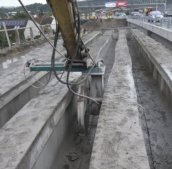 Po nařezání a vytrhání pásů horní desky přišlo na řadu řezání spodní desky v úzkém prostoru mezi hlavními nosníky. Díky
hydraulicky ovládanému nástavci bylo možné jednoduše napojovat jednotlivé řezy a zaručit tak spojitost řezu.