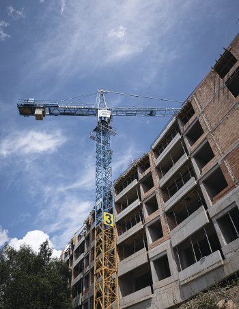 Věžový jeřáb na stavbě využije celá řada profesí, od střechařů a fasádníků až po zedníky.