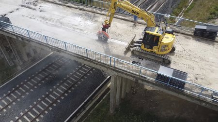 Demolice mostu u severočeské obce Jeníkov, pod kterým vede rušná železniční trať, byla podmíněna minimálním omezením provozu (počet výluk) na trati pod mostem.