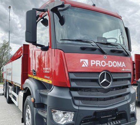 Nákladní vozy Mercedes-Benz Actros v jasně červené barvě.