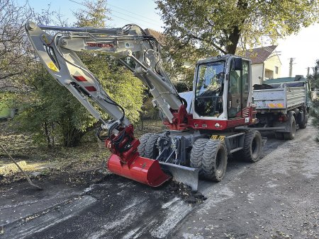 Dvoudílný výložník umožňuje skvělé pracovní dosahy a mimo jiné také přitáhnout si lžíci i s materiálem až k břitu radlice.