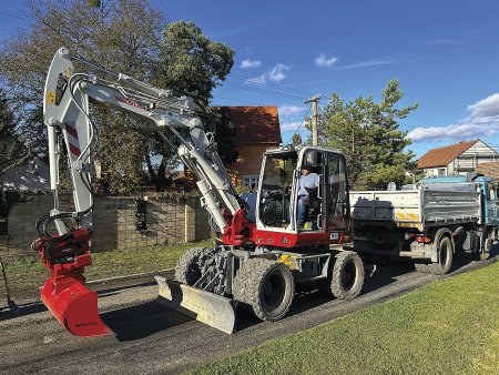 Takeuchi TB 395 W při závěrečných úklidových pracích po frézování vozovky v obci Krumvíř.