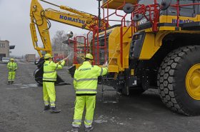 Dva nové těžkotonážní stroje Komatsu byly předány do cementárny v Prachovicích