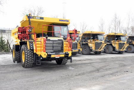 Flotila pevných damperů Komatsu ve společnosti CEMEX je na tuzemské poměry unikátní. Nově předávaný stroj v popředí.