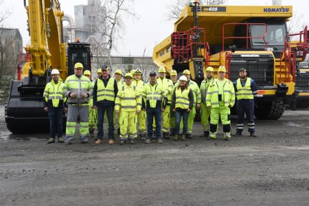 Společná fotografie účastníků slavnostního předání strojů Komatsu.