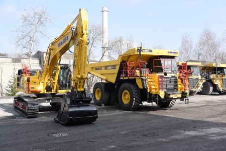 Dvojice nově předávaných strojů Komatsu: Zatímco damper HD605 už je ve flotile CEMEXu zastoupen pěti kusy, rýpadlo PC490LC-11E0 je prvním bagrem této značky u firmy CEMEX.