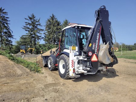 Jedním z výukových strojů je například rýpadlo-nakladač (Hidromek).