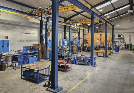 Pohled do dílny v Modřicích, ve které probíhá servis motorů.