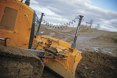 Anténní GPS stožáry na dozeru Cat. Během tohoto roku by měly přijít na trh i stožáry montovatelné na kabinu dozeru. (foto: UNICONTROL)