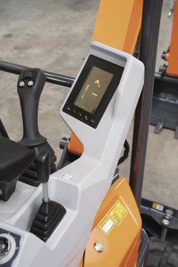 Nový 5palcový digitální displej je náhradou za jednoduchý panel měřidel osazený u předchozích modelů.