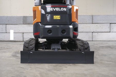 Roztažitelný podvozek dovoluje prostor mezi pásy automaticky zmenšit z 1290 mm na 994 mm.