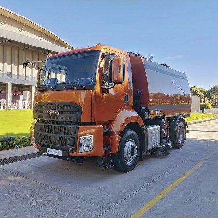 Co se týče individualizace, společnost F TRUCKS má uzavřené smlouvy s několika prověřenými výrobci nástaveb. Na snímku nástavba pro komunál.