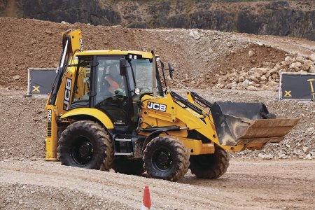 V Anglii se novinářům představily i faceliftované rýpadlo-nakladače. Na fotografii model JCB 3CX.