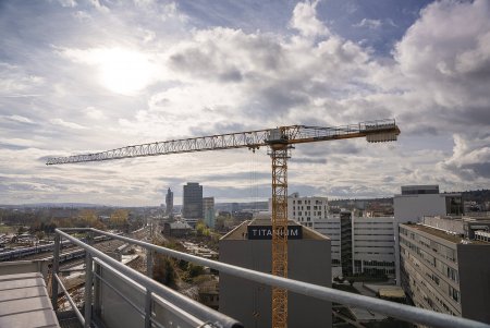 Pohled z plošiny výložníku jeřábu Liebherr 125 EC-B 6.