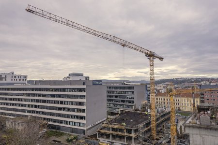 Liebherr 130 EC-B 6 zajišťuje manipulaci s materiálem na stavbě nového multifunkčního centra v Brně. Postavení takového jeřábu do provozuschopného stavu trvá dva pracovní dny a na místo je převezen na deseti návěsech.