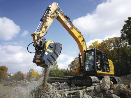 Drticí lžíce BF70.2 na stroji Cat. Fotografie pořízena v české firmě, která se zabývá výstavbou železničních tratí. Pomoci lžíce MB Crusher BF70.2 S4 zlikvidovali staré sloupy, pražce a suť, kterou měli na deponii a ušetřili za pronájem velkého drtiče a dopravu.