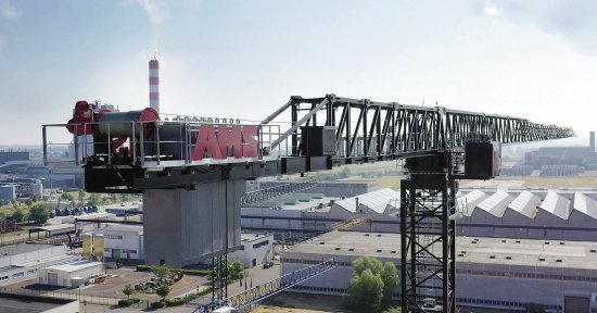 Unikátní 100metrový výložník jeřábu AMS. Foto: AMS