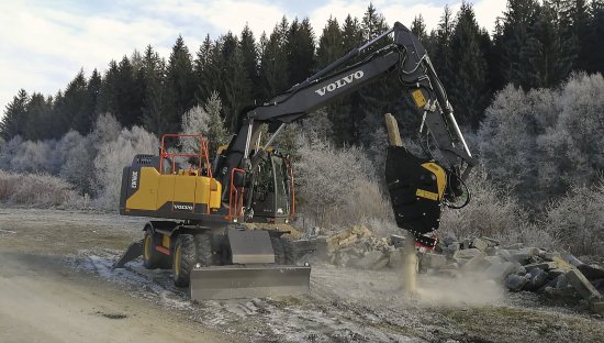 Drticí lžíce BF70.2 na stroji Volvo EW160E při drcení betonových sloupů a dalšího materiálu po demolici objektu.