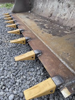 Nový břit a zuby dostala v dílnách JH Stroje lopata rýpadlo-nakladače JCB 3CX.