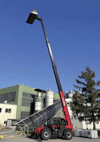 LGMG H1840 s teleskopicky výsuvným ramenem do výšky téměř 18 metrů používají v areálu v Zápech mimo jiné jako pomocný stroj na manipulaci s materiálem na stavbě.