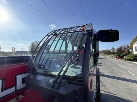 Ochranná mříž na čelním skle a střeše je součást základní výbavy.