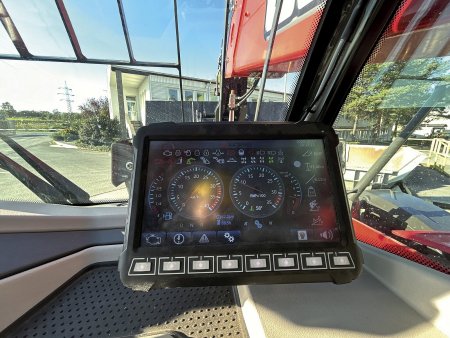 Detail na LCD displej. Všimněte si řady vystouplých praktických tlačítek ve spodní části.