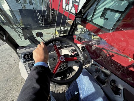 Volant s dostatečně silným věncem padne dobře do ruky. Vpravo Joystick s proporcionálním ovládáním a panel s jog-dial ovladači.