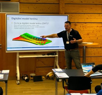 Jak správně pracovat s digitálním modelem terénu, vysvětlil v obsáhlé přednášce Pavel Dostál. 