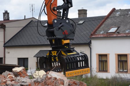 Sortýrovací kleště včetně adaptéru pro jejich připojení k výložníku dodala firma RENOMAG.