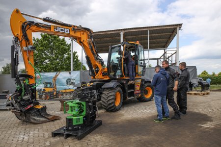 JCB Hydradig s instalovaným tiltrotátorem byl stále terčem zájmu návštěvníků.