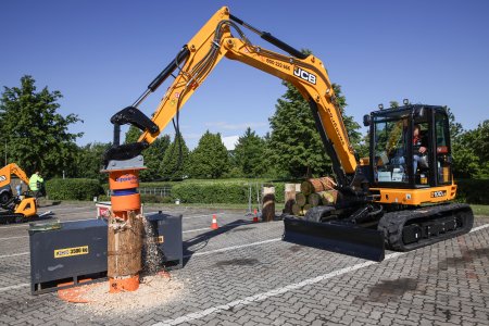 Ukázka práce midi-rýpadla JCB 100C s pařezovou frézou DIPPERFOX.