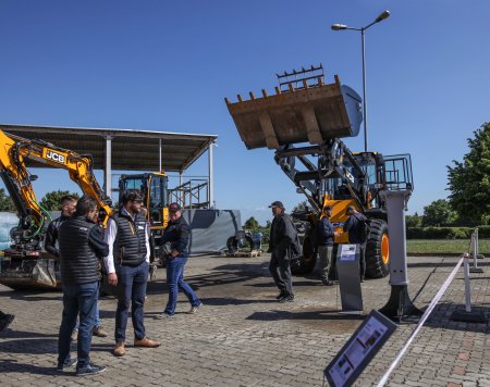 Každý vystavený stroj (bylo jich tu na čtyři desítky!) měl svou ceduli s podrobným popisem. Nechyběly ani informace k možnému financování, nebo odkazy na právě probíhající akční nabídky.