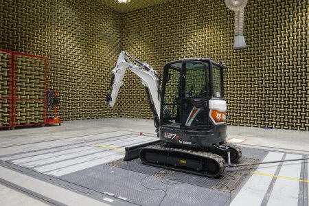 Součástí programu byla i návštěva vývojového centra Bobcat. Na snímku minirypadlo E27z v místnosti pro měření hluku.