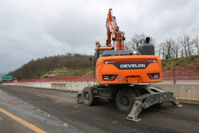 Rypadla Develon se používají k výkopovým pracím, zemním pracím a srovnávání terénu.