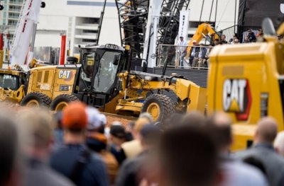 Motorový grejdr Cat® 160 vystavený v Operator Stadium na veletrhu CONEXPO-CON/AGG 2023.