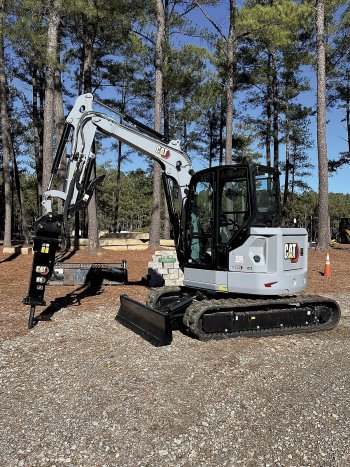 Minirýpadlo Cat 305 CR ze speciální edice ke 100. výročí Caterpillar.