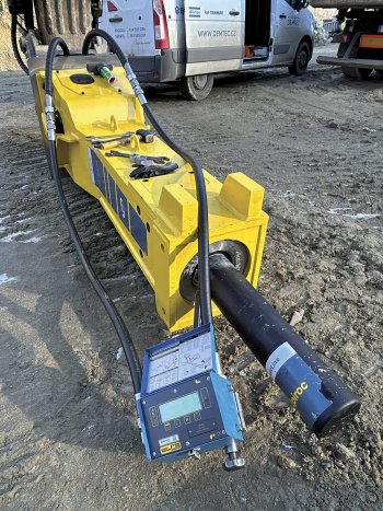 Nastavování hydraulického tlaku při instalaci kladiva Epiroc HB2500.