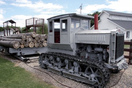 Pásový traktor Holt vyrobený před sloučením společností Holt Manufacturing a Best Tractor Company v roce 1925 v muzeu v Laoně. Foto: Daniela Kloth, kloth-grafikdesign.de