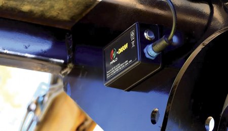 Box s ovladačem a akumulátorem je osazen magnetem a lze ho proto snadno připevnit na rám, kapotu, výložník atd.