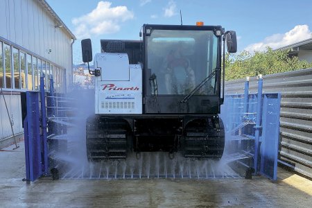 Ukázka systému Demucking od společnosti Frutiger: Technologie založená na principu „hodně vody při nízkém tlaku“ spolehlivě odstraňuje hrubé nečistoty jako je zemina, kameny, jíl nebo uhelný prach, aniž by byly ze strojů odstraňovány oleje a jiné provozní kapaliny.