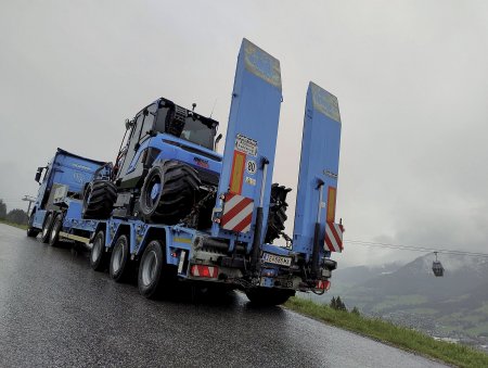 Doprava kráčející rypadla na staveniště ležící pod vrcholem Kitzsteinhornu ve výšce přes 3000 metrů.