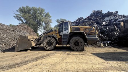 Stroje často pracují v prašném prostředí a jsou vystaveny vysokému mechanickému namáhání. Liebherr poskytuje řešení, která tato prostředí zvládají, aniž by docházelo k častým výpadkům.