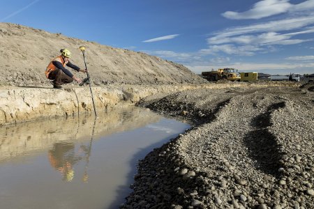 Mílový skok dopředu byl pro nás první rover od Trimble, uvádí ke svým začátkům s nivelačními systémy Jan Křesťan ze společnosti STATIC Unit s.r.o. Na fotografii rover R780, umožňující měření v náklonu.