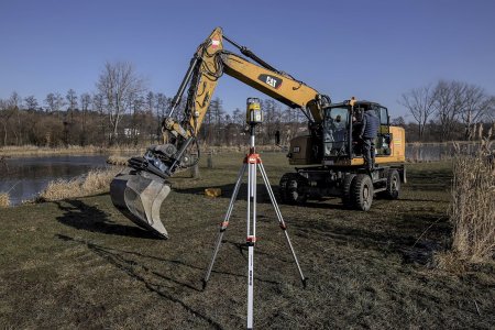 Nastavování laseru pro 2D navádění stroje Cat. Pořízeno u rybníku Chobot ve středočeském kraji.